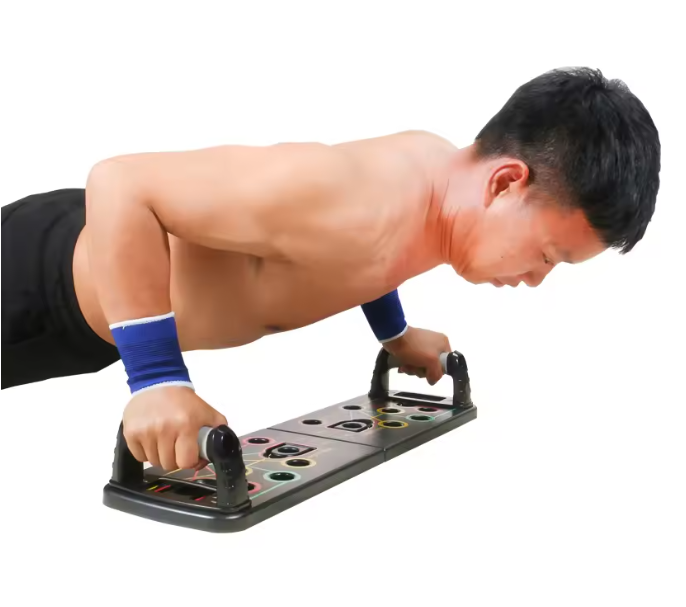 Ahoj Krása Komplexný tréner kľukov - muž vykonáva kliky na inteligentnej tréningovej doske.